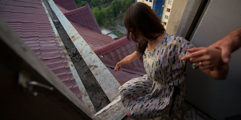 Қыз бен жігіт 25 қабатты үйдің балконынан секіріп қаза болды