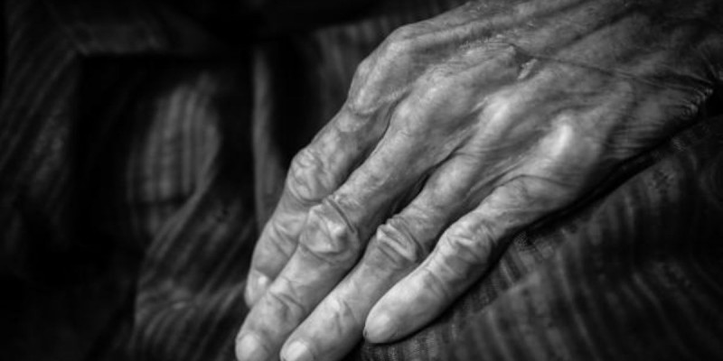 Анасын тірідей көмген: Қабірде 3 тәулік бойы жатқан әжей қалай тірі қалды?
