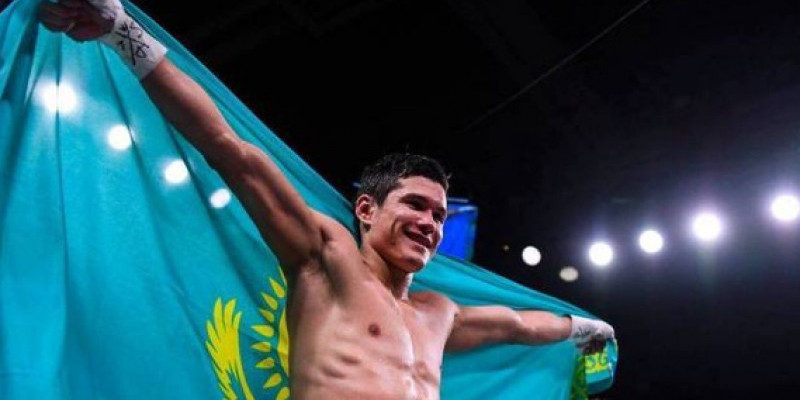 Данияр Елеусінов әлем чемпионы Джулиус Индонгоны нокдаунға түсірді