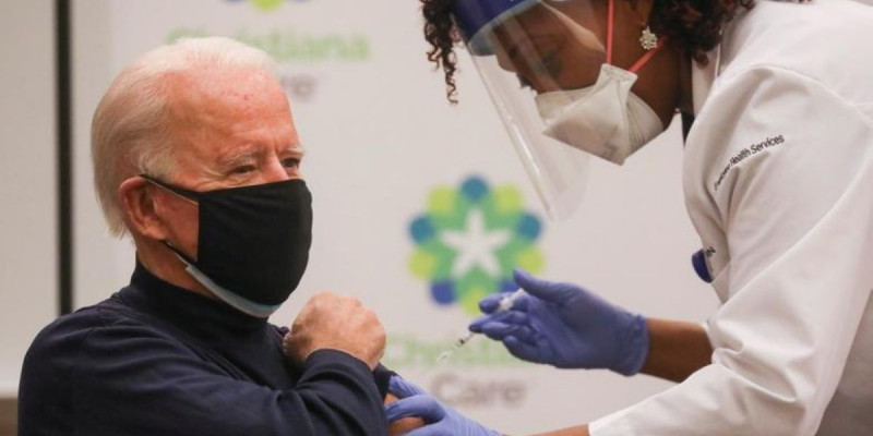 Джо Байден телеарнаның тікелей эфирінде коронавирусқа қарсы Pfizer вакцинасын алды (видео)