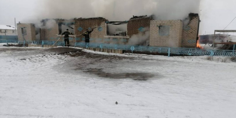 Ақтөбе облысында әкім өртеніп жатқан үйден 5 баланы құтқарып алған