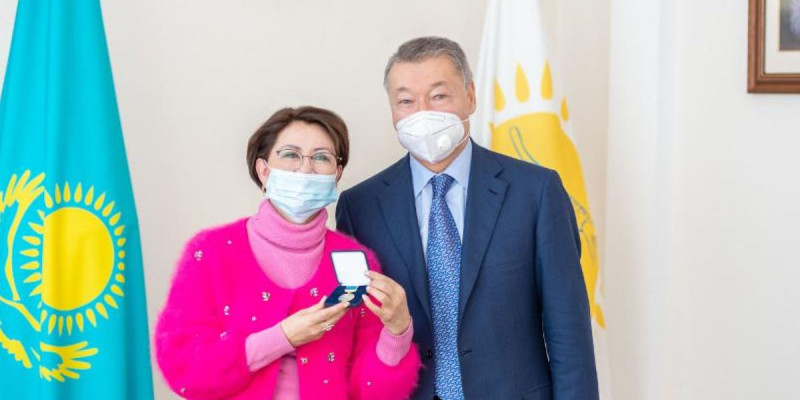 Роза Рымбаева "Шығыс Қазақстан облысының Құрметті азаматы" атағын алды