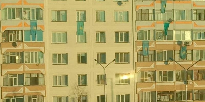 Көкшетау тұрғындары балконға ту іліп, Тәуелсіздік күнін тойлауда