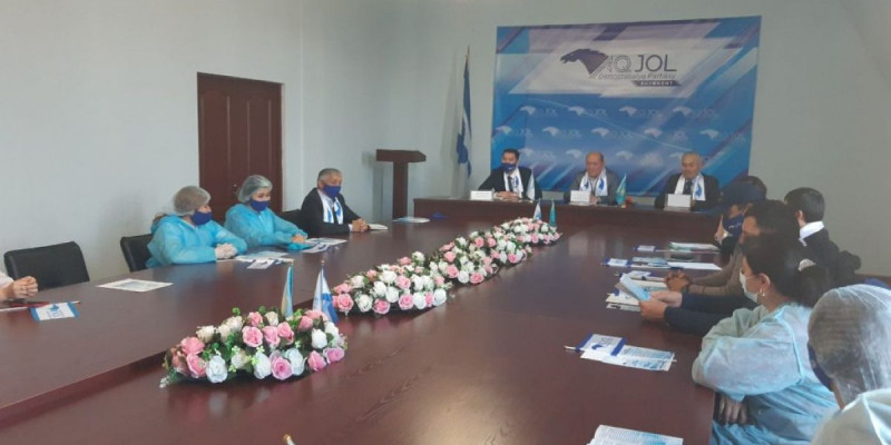 «Ақ жол» партиясының өкілдері дәрігерлермен кездесті