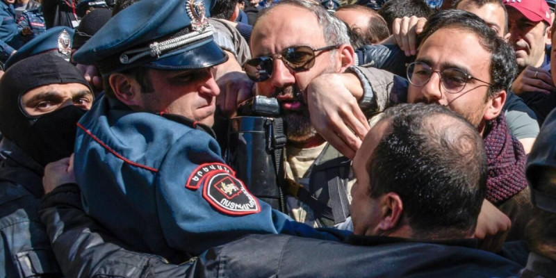 «Пашинян, кет!» Арменияда шерулер толастар емес