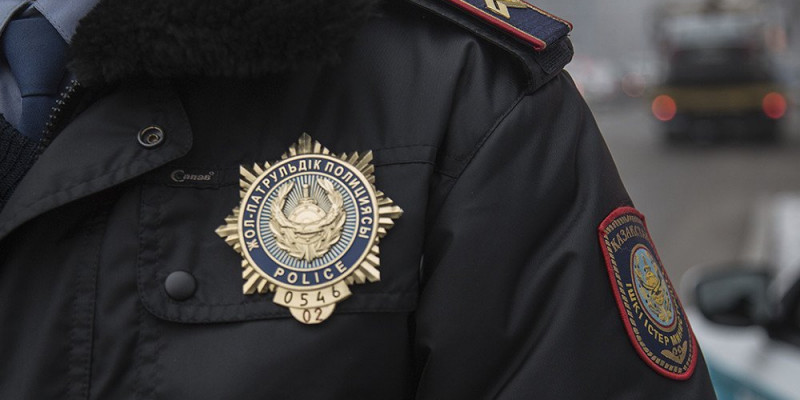 «Ойлануға уақыт жоқ»: полицей мүгедек әйелді өрттен құтқарды