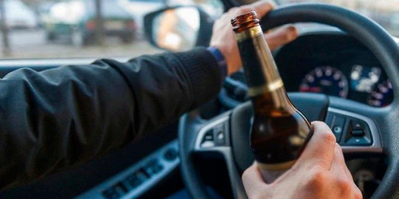 Біреудің көлігін талқандаған мас жүргізуші бар кінәні 11 жастағы ұлына жапты