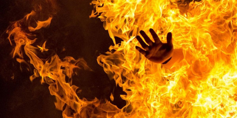Алматы тұрғыны үстіне бензин құйып, өз-өзін өртеп жібермек болды