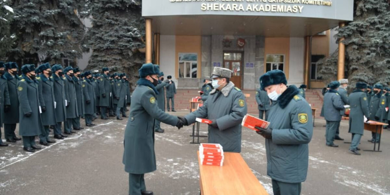 Момышұлының ерлігі жайлы кітап курсанттарға тарту етілді