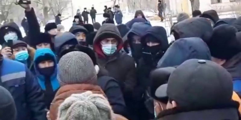 "Жалақымызды көтерсін!": Жезқазғанда көлік кәсіпорнының қызметкерлері жаппай ереуілге шықты