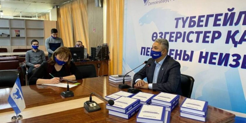 «Ақ жол» партиясының «Полемикалық экономика» жинағы жарық көрді
