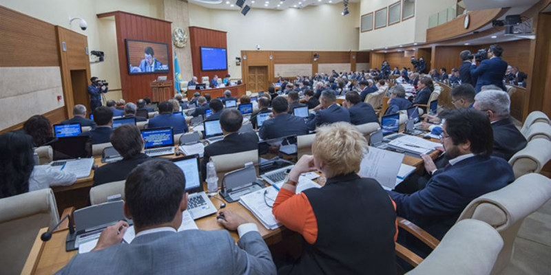 Қазақстандық депутаттардың қанша жалақы алатыны белгілі болды
