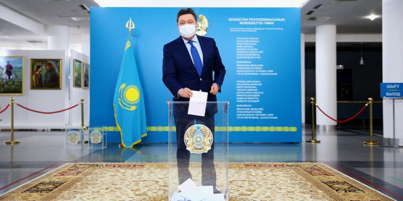 Үкімет басшысы Асқар Мамин алғашқылардың бірі болып дауыс берді