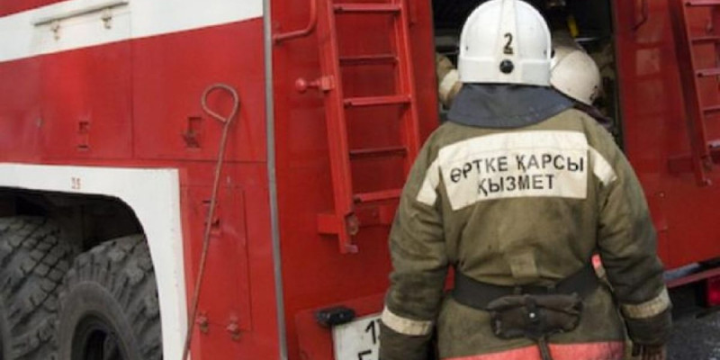 Алматыда ағаш қоймасы өртенді