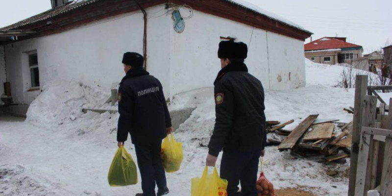 Полицейлер жылусыз қалған жалғызбасты зейнеткерге отын түсіріп берді
