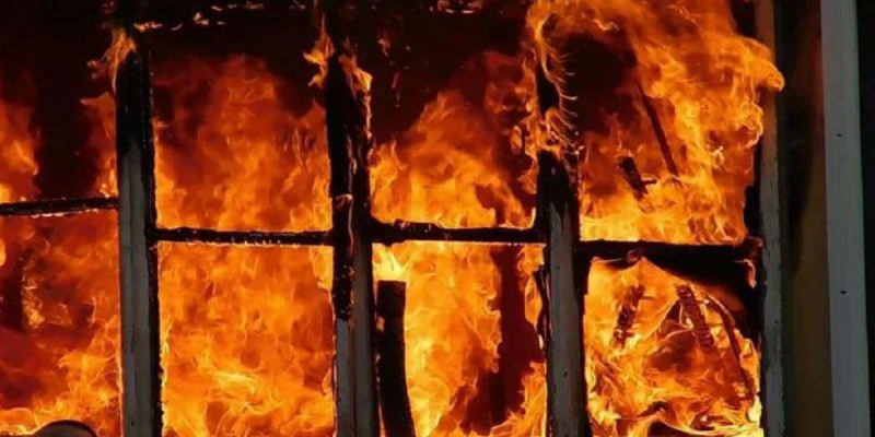Елордалық полицейлер өртеніп жатқан үйден анасы мен үш баласын құтқарды