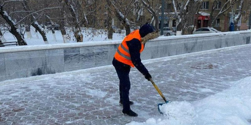6 жыл алимент төлемеген ер адамға көше сыпыртқызып қойды