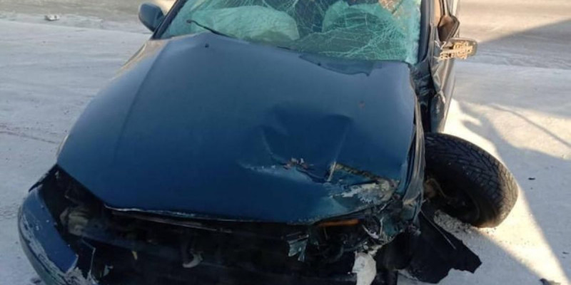 2 адам жарақаттанды: ШҚО-да рөлге ие бола алмаған жүргізуші ғимаратқа соғылды