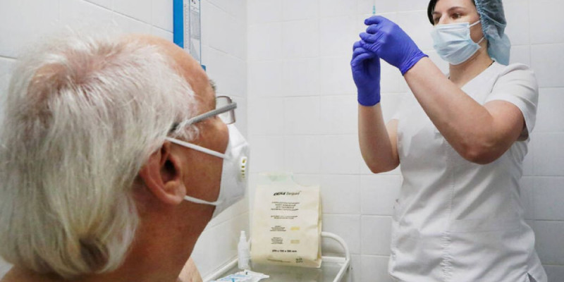 COVID-19: Ғалым вакцинациялаудың шекті жасын атады