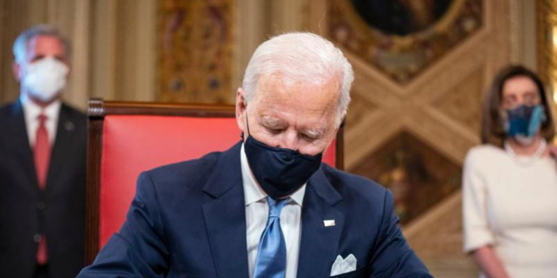 Джо Байден Дональд Трамптың көптеген шешімінің күшін жойды