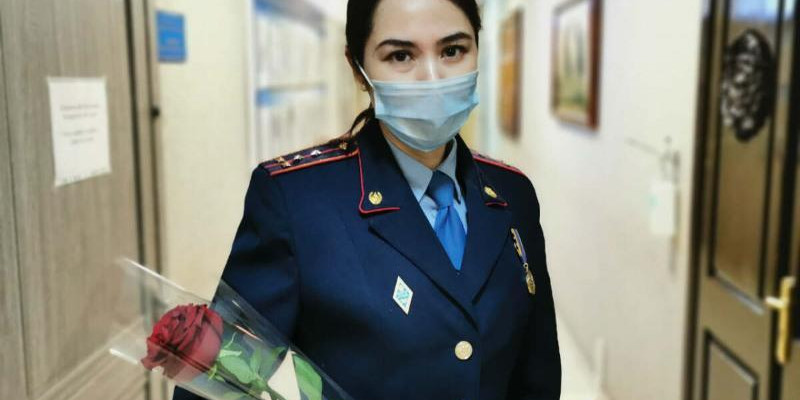 Жүкті әйелді босандыруға көмектескен полиция капитаны марапатталды