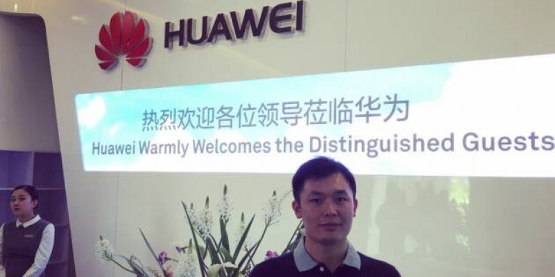 Дастан ЖӘНІБЕК: Huawei-де жұмыс істеп, ауылдағы бауырларыма көмектесіп отырмын