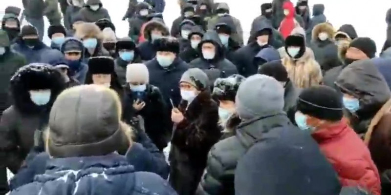 Көкшетаулықтар вакцинацияға қарсылық білдіріп алаңға шықты