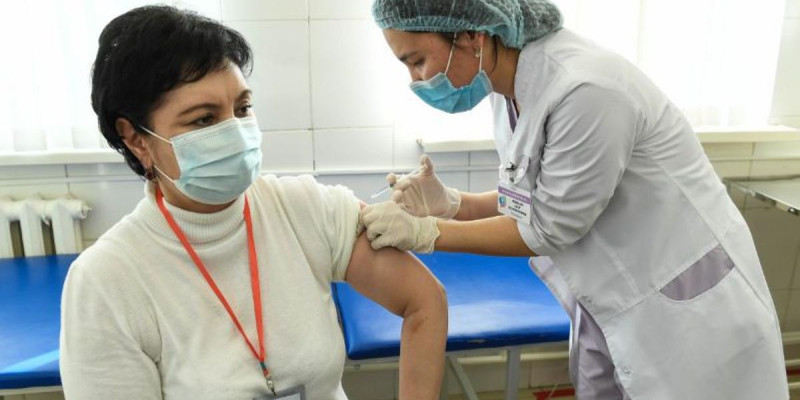 Гүлшара Әбдіқалықова ресейлік вакцинаны салдырды