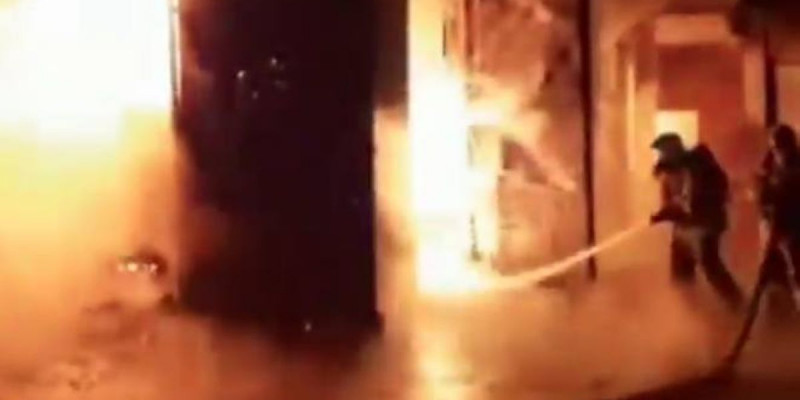 Алматыда көлік жөндейтін орын өртеніп, 20 көлік жанып кетті (видео)