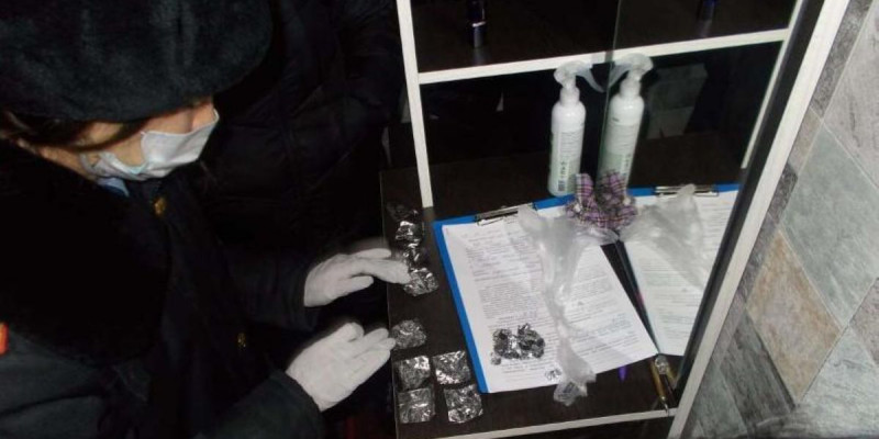 "Ішкиіміне 17 түйіншек жасырған": Қостанай облысына есірткі саудалап келген ерлі-зайыпты ұсталды