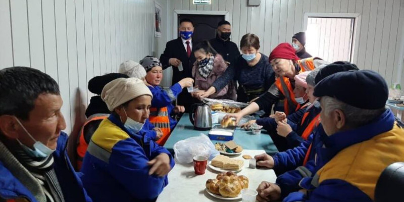 Алматының еріктілері қарт адамдарға қар тазалуда көмек көрсетуде