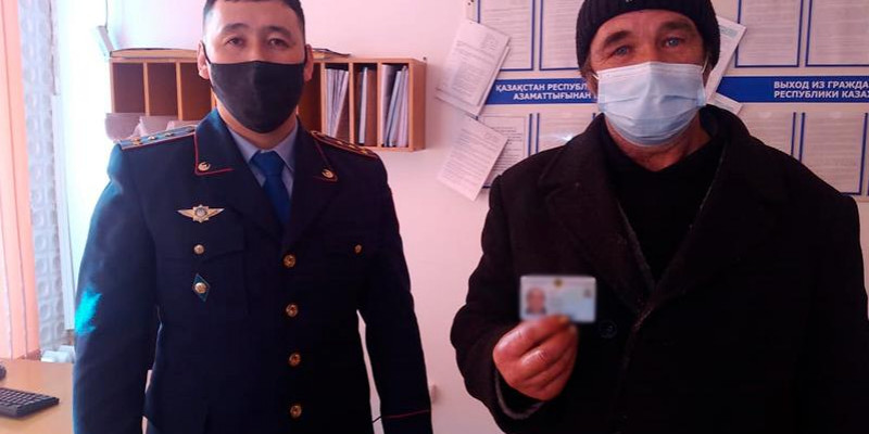 ШҚО-да 60 жасқа келген қария алғаш рет жеке куәлік алды