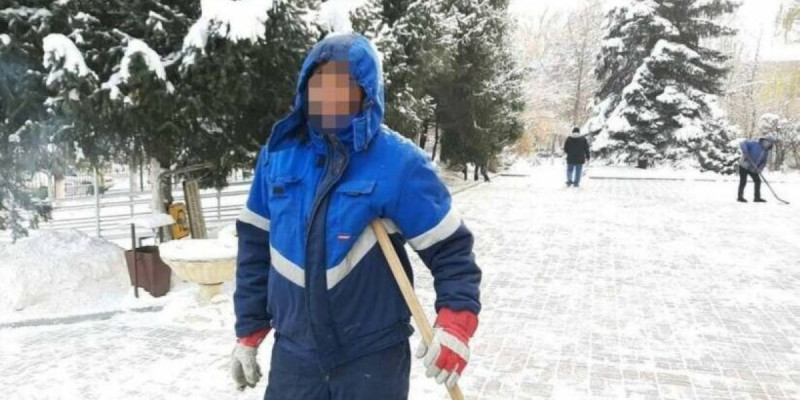 Дүкеннен кәмпит ұрлап, сүйіктісіне сыйламақ болған жігіт қоғамдық жұмыстарға жегілді