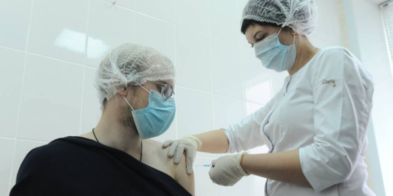 COVID-19: Әлемде екпе салдырғандар саны індет жұқтырғандардан екі есе көп