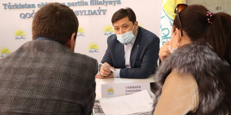 «Nur Otan»: Түркістанда мәслихат хатшысы мен фракция жетекшісі тұрғындарды қабылдады
