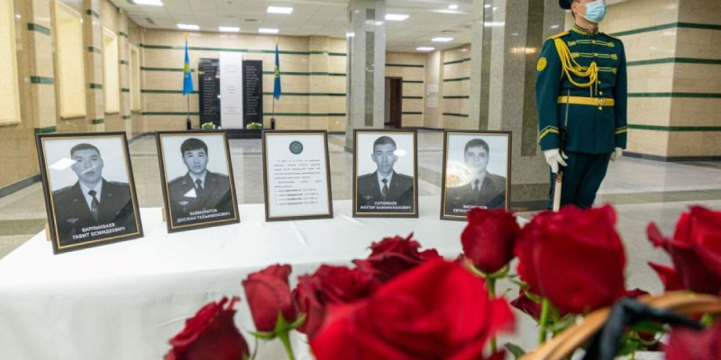 Ұшақ апатынан қаза тапқан әскерилерді жерлеу рәсімі өтті