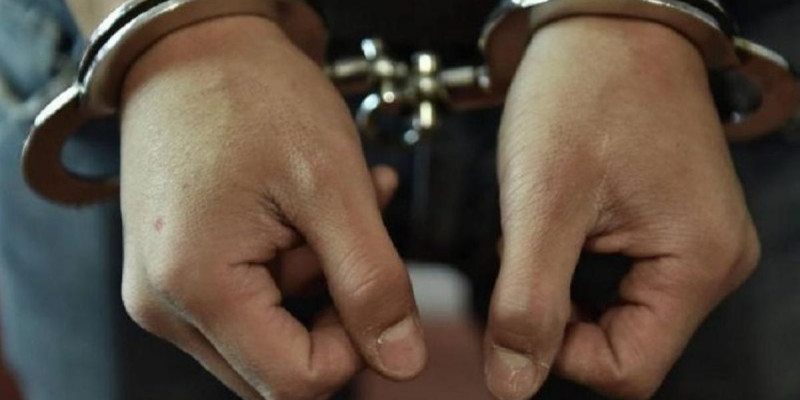 Алматыда сәби жатқан бесікарбаны мопедімен қағып, оқиға орнынан қашып кеткен курьер ұсталды