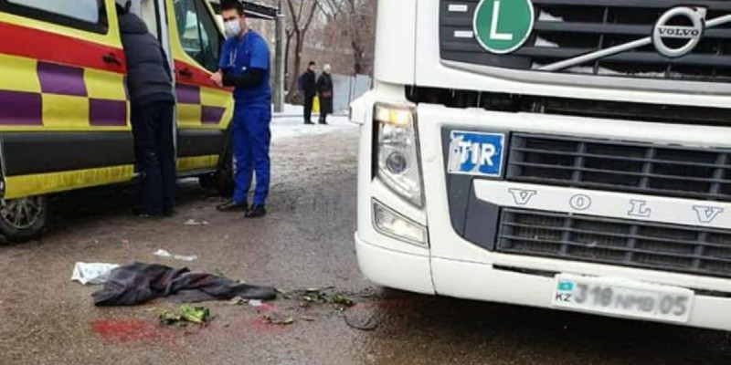 Алматыда жүк көлігі әйел мен баланы қағып кетті