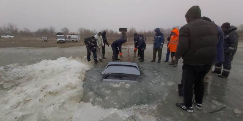 Атырауда жеңіл көлік Жайық өзеніне батып кетті