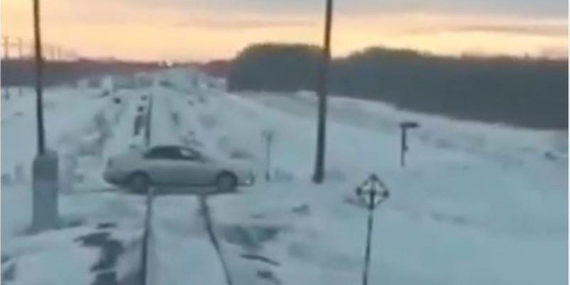 Павлодарда пойыздың жолын кесіп өтпек болған көліктің жолда қозғалтқышы өшіп қалған