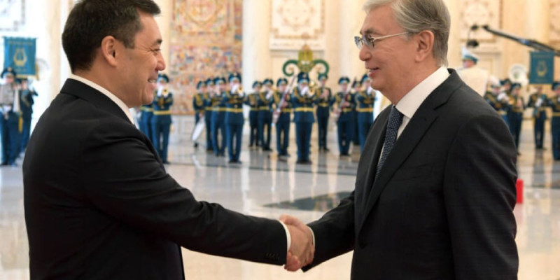 Қасым-Жомарт Тоқаев Садыр Жапаровпен шағын құрамда келіссөздер өткізді