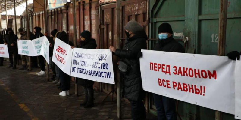 Алматыда "Рахат" базарының 300-ге жуық саудагері наразылыққа шықты