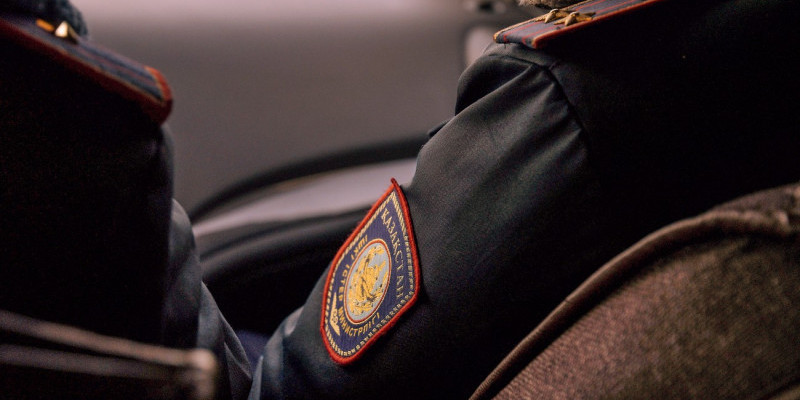 Талдықорғанда ішімдікке тойып алып, көшеде әйелін сабаған шенеунік қызметінен қуылды (видео)