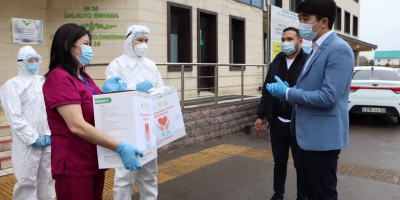 Нұротандық депутат Алматы емханасына өкпені жасанды желдету аппаратын сыйлады