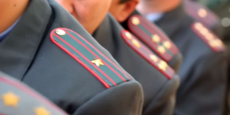 Ақтөбелік полицейлер қомақты ақша салынған сөмкені иесіне қайтарды