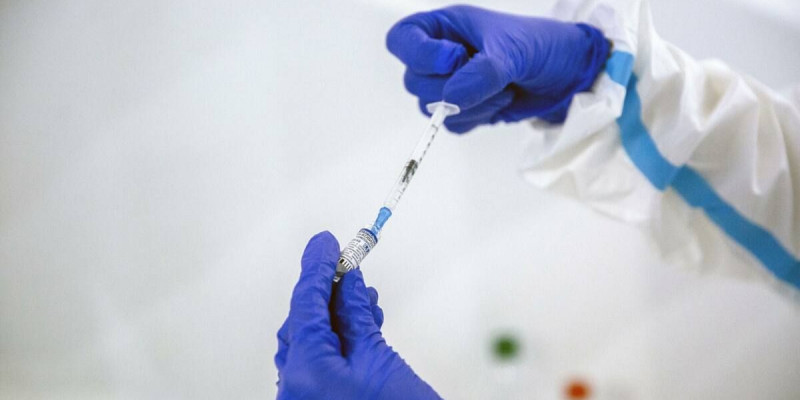 Өз елінде кезек күтуден шаршаған италиялық саясаткер Ресейге келіп вакцина алды