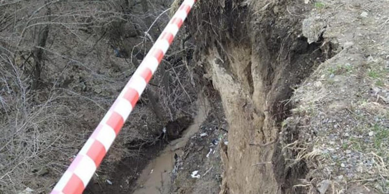 Алматыда жолдың бір бөлігі опырылып түсті