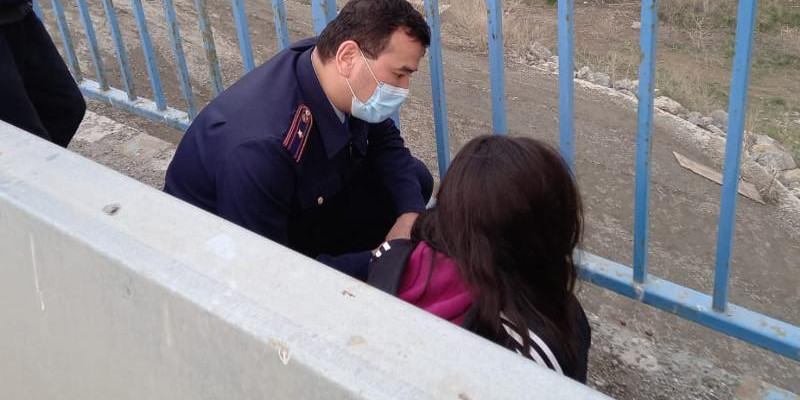 Ата-анасымен ұрсысып қалған: Ақтөбеде көпірден секірмек болған бойжеткен құтқарылды