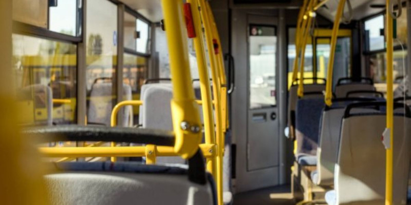 Павлодарда автобус жүргізушінің салғырттығынан қарт кісінің қабырғасы сынған