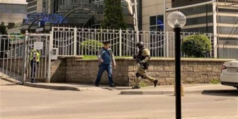 Алматыдағы "Бұқар Жырау Тауэрс" тұрғын үй кешенінде атыс болып жатыр